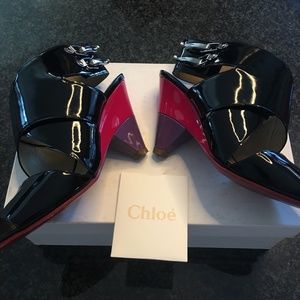 CHLOE BLACK PATENT LEATHER SANDALS